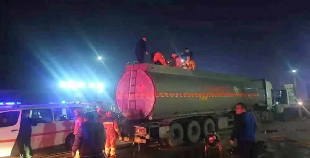 滕州市一男子油罐車內中毒昏迷消防緊急救援 